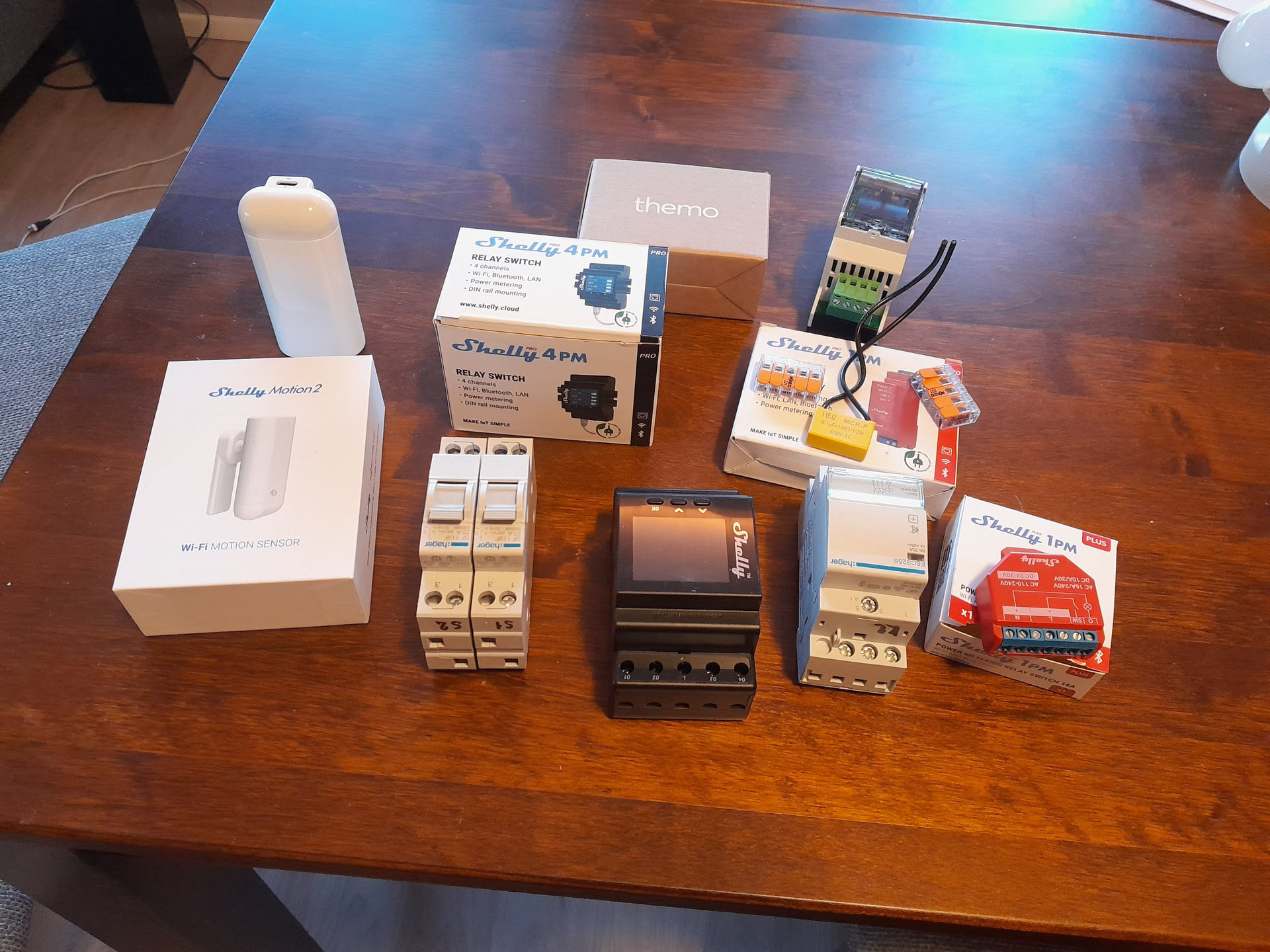 Erilaisia sähkötyö osia Erilaisia sähkötyöhön liittyviä osia.