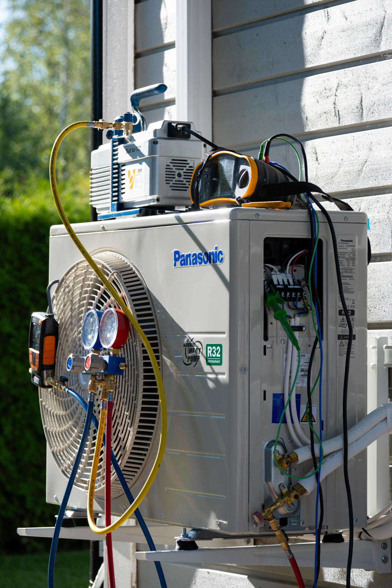 Ilmalämpöpumppu seinässä valmiina kohta käyttöön Ilmalämpöpumpun huoltaminen