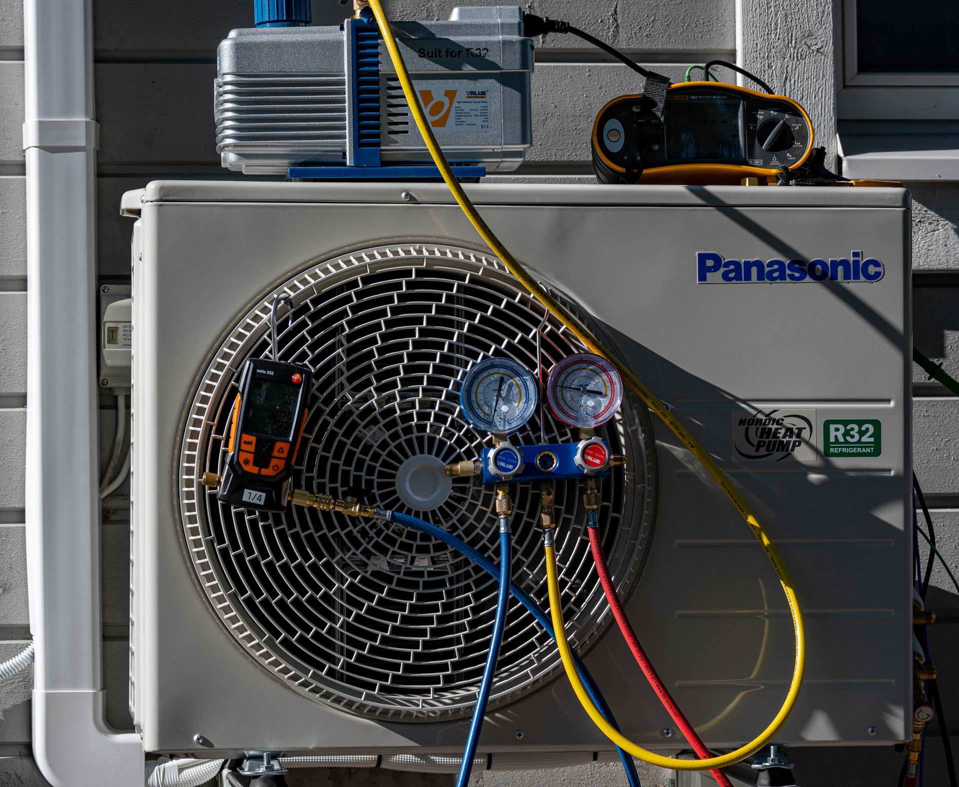 Ilmalämpöpumpun asentaminen ja huolto Ilmalämpöpumppu asennettuna ja huollettuna.