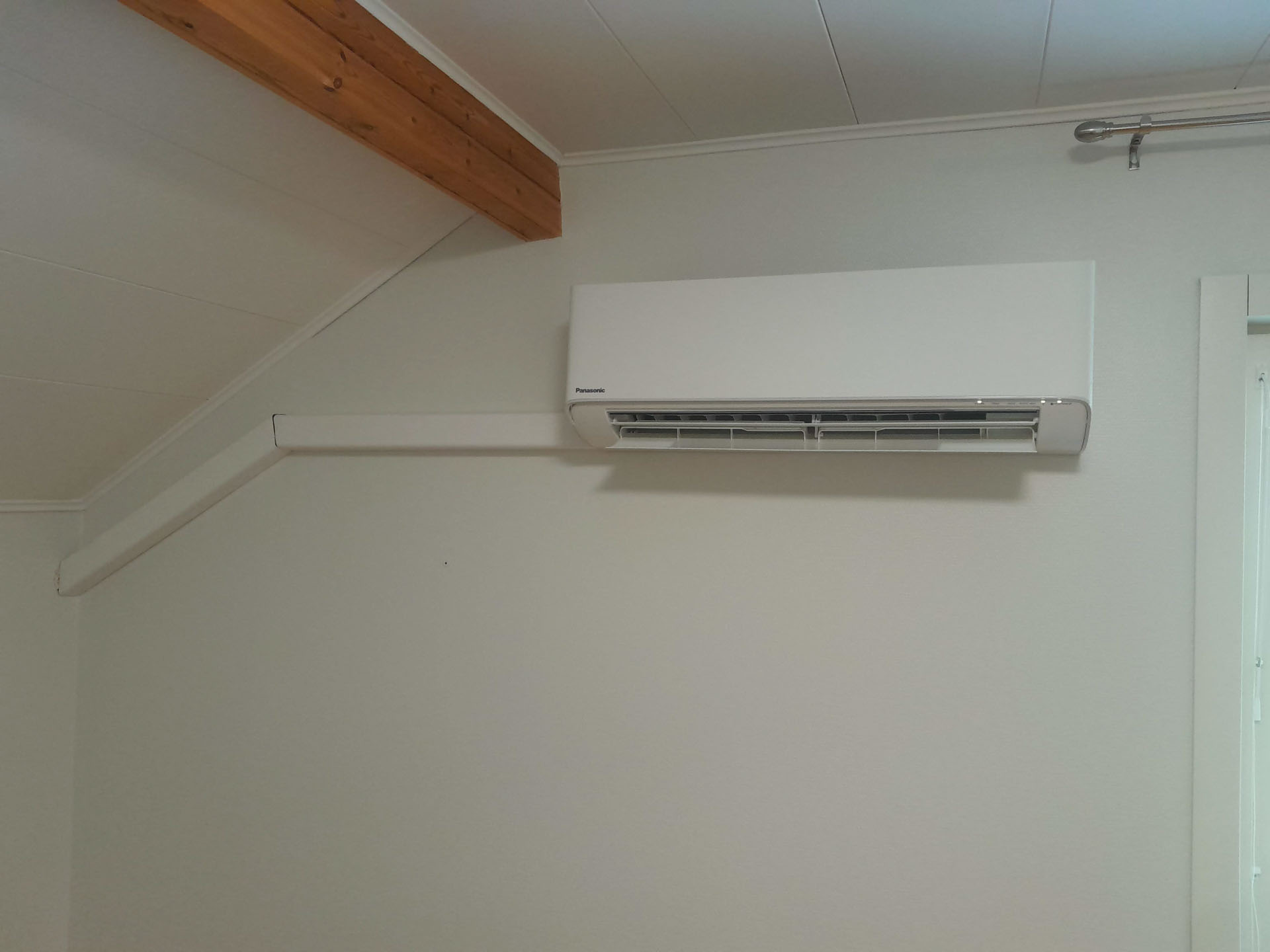 Ilmalämpöpumpun sisäosa Ilmalämpöpumpun sisäosa omakotitalossa kymenlaaksossa.